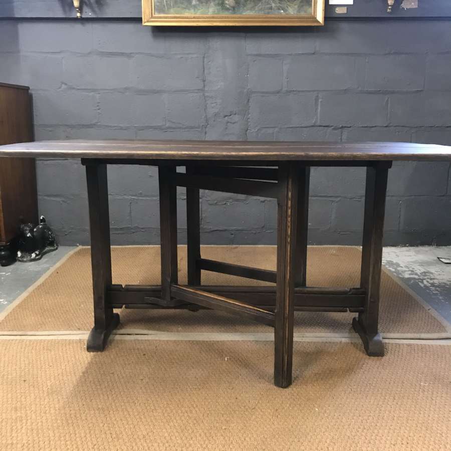 Circa 1910 solid Oak gate leg dining table